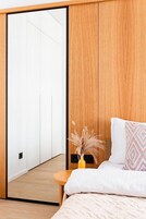 1 dormitorio, cortinas opacas, sistema de insonorización