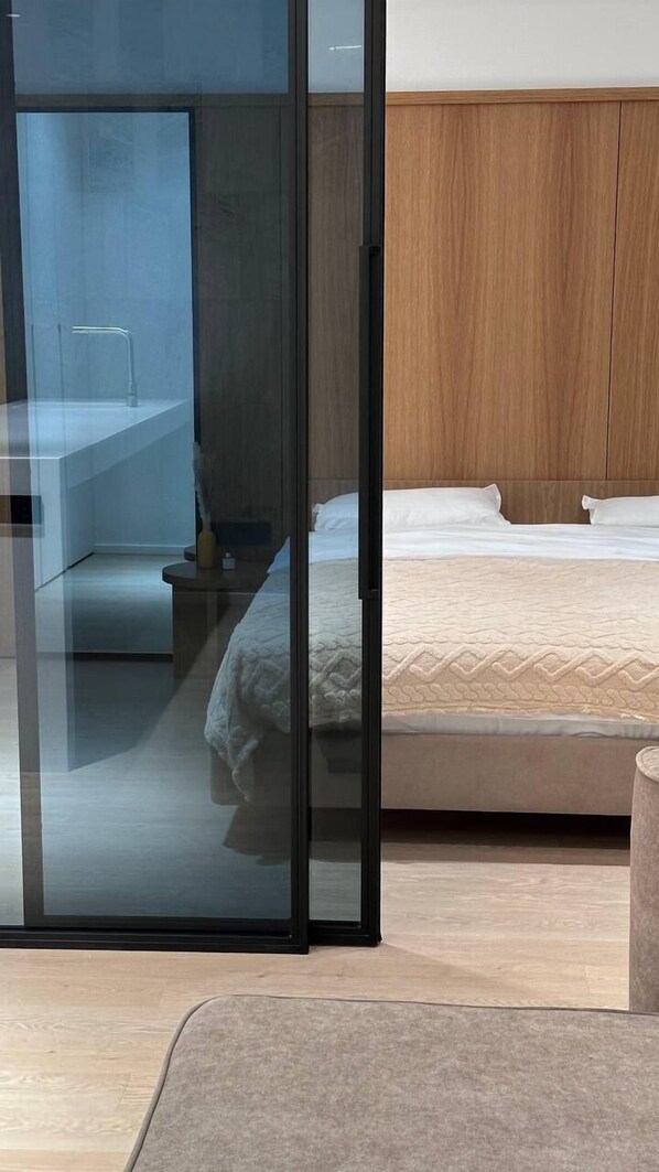 1 dormitori, cortines opaques i habitacions insonoritzades
