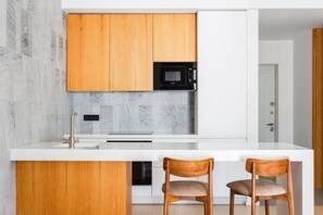 Luxury Apartment, Courtyard View | Private kitchen - Boulevard 129 (Tashkent)