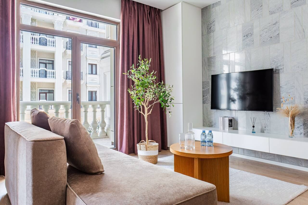 Luksusleilighet, bakgårdsutsikt | Oppholdsområde | Flatskjerm-TV