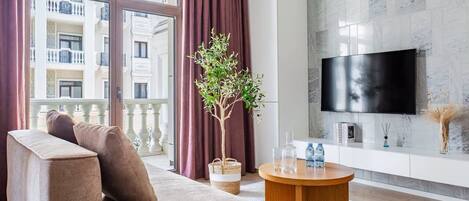 Luxury Apartment, Courtyard View | Living area