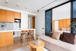 1 dormitorio, cortinas opacas, sistema de insonorización