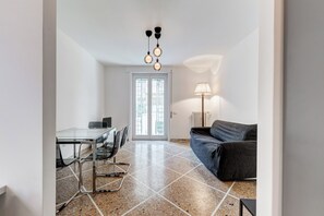 Apartment, 2 Bedrooms, Non Smoking, Kitchen | Living area