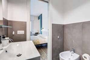 Apartment, 2 Bedrooms, Non Smoking, Kitchen | Bathroom | Hair dryer, towels, toilet paper - Gianicolo Apartment with Terrace (Rome)