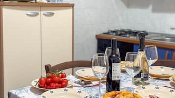 Appartamento, vista mare | Cucina privata | Frigorifero, forno, piano cottura, pentole/stoviglie/utensili