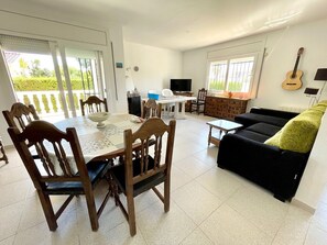 TV - SAONA VILLAS (VN ESPER): 6 people, private pool, wifi, beautiful garden (Les Tres Cales)