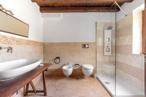 Appartement, terras | Badkamer