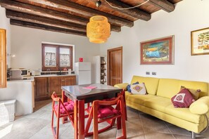 Basic Apartment | Living area