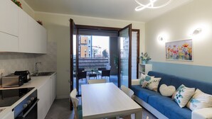 A compact living space with a kitchenette, dining area, and a sofa. - notaMi - UniGarden - Bicocca District (Milan)