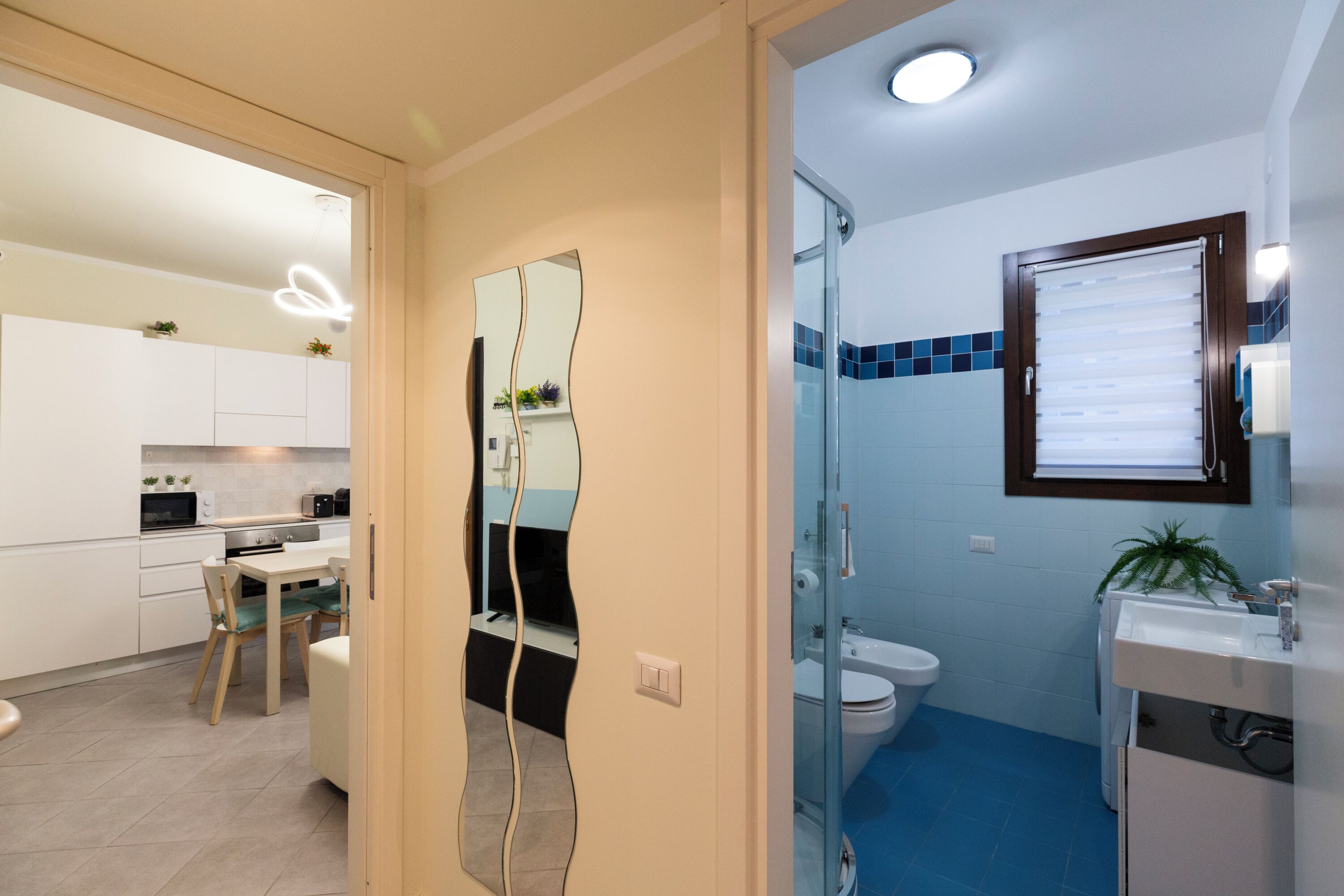 Appartement Deluxe, vue jardin | Salle de bain | Douche, articles de toilette gratuits, sèche-cheveux