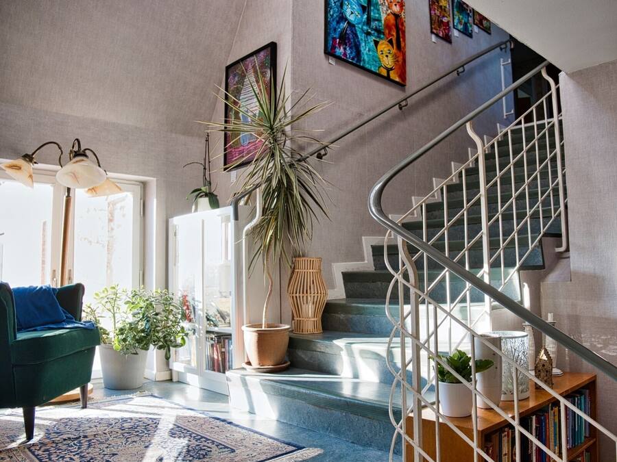 Handrails in stairways