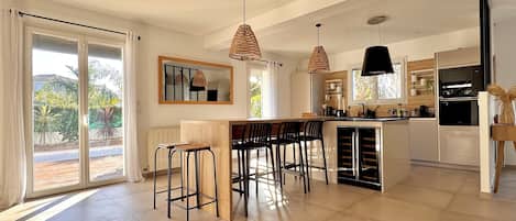 Réfrigérateur, four à micro-ondes, un four, surface de cuisson
