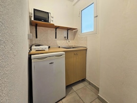 Refrigerador con freezer, microondas, placa de cocina