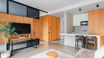 Appartement Luxe, vue cour intérieure | Coin séjour | Télévision à écran plat