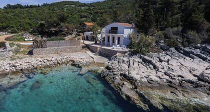 "Villa Mendes" - new seafront villa with a swimming pool