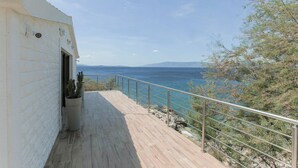 A balcony with a view of the sea and distant mountains. - "Villa Mendes" - new seafront villa with a swimming pool (Zastražišće)