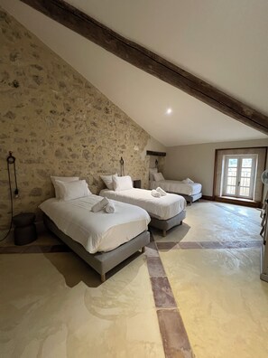 9 bedrooms, WiFi, bed sheets