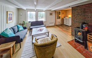 TV, fireplace - Nice home in Hovsherad with WiFi (Hovsherad)