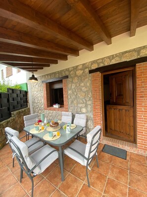 Outdoor dining - VIVENDA VACACIONAL DEL BUSTO - RIBADESELLA. (Ribadesella)