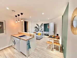 1 habitación, escritorio, tabla de planchar con plancha y wifi