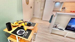 A small kitchenette with a dining area. - Le Victor Hugo - Clichy-la-Garenne (Clichy)