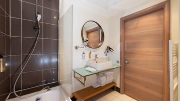 Apartemen, pemandangan kebun (Bord de Mer) | Kamar mandi | Kombinasi shower/bathtub, pengering rambut, handuk, dan sabun