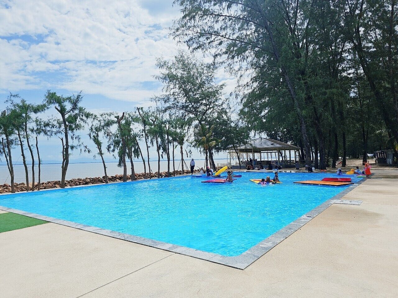 สระว่ายน้ำกลางแจ้ง