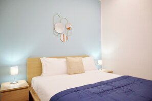 Bureau, espace de travail pour ordinateur portable, rideaux occultants