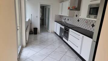 Rumah | Dapur pribadi | Lemari es, microwave, oven, dan kompor