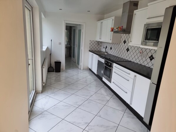 Casa | Cocina privada | Refrigerador, microondas, horno y parrilla de estufa 