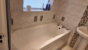 Rumah | Kamar mandi | Shower dan handuk