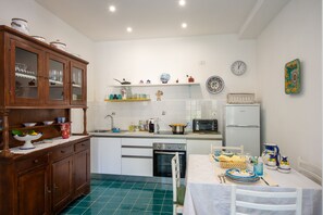 Réfrigérateur, four, cafetière/bouilloire, grille-pain