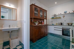 Réfrigérateur, four, cafetière/bouilloire, grille-pain