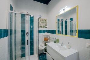 Bruser, hårtørrer, bidet, håndklæder