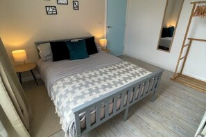 2 عدّة غرف نوم ومكواة/لوح كي وسرير سفر وواي فاي