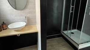 Bathroom - The Studio, 2 bed flat, sleeps 4, Hadrian’s Wall, Brampton

 (Brampton)