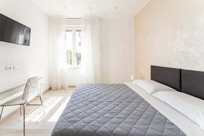 2 Schlafzimmer, Schreibtisch, Bügeleisen/Bügelbrett, Reisekinderbett