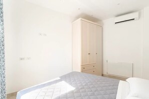 2 quartos, escrivaninha, ferros/tábuas de passar roupa, berço de viagem