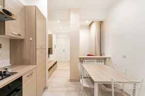 Kühlschrank, Ofen, Herdplatte, Wasserkocher