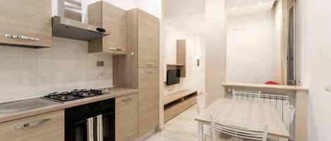 Kühlschrank, Ofen, Herdplatte, Wasserkocher