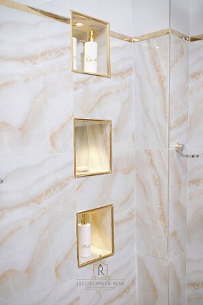 Deluxe Suite, Garden View | Bathroom