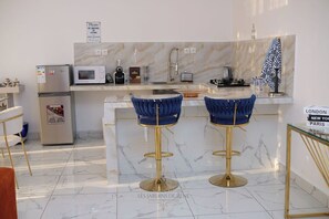 Deluxe Suite, Garden View | Private kitchen - Les Jardins de René - London (Yaoundé)
