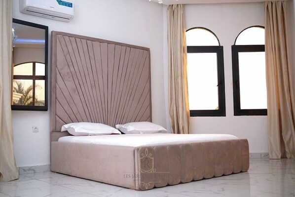 Suite Deluxe, vistas al jardín | 1 dormitorio, wifi gratis, ropa de cama