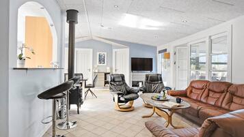 TV, fireplace, stereo