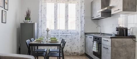 Réfrigérateur, four, plaque de cuisson, cafetière/bouilloire