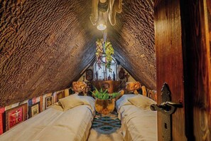 5 bedrooms, iron/ironing board, WiFi, bed sheets