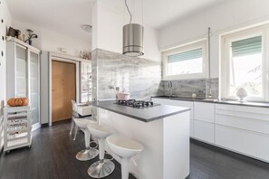 Room, 1 Bedroom, Balcony, City View | Interior - Room-colombo Penthouse Wi Fi Netflix AC (Rome)