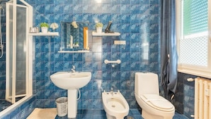 Room, 1 Bedroom, Balcony, City View | Bathroom - Room-colombo Penthouse Wi Fi Netflix AC (Rome)