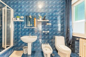 Habitación, 1 habitación, balcón, vista a la ciudad | Baño