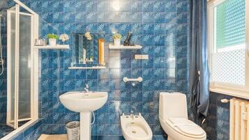 Chambre, 1 chambre, balcon, vue ville | Salle de bain